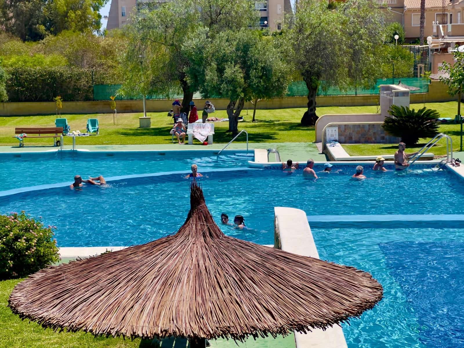 2 soveværelse Bungalow til salg i Torrevieja med swimmingpool - € 199.900 (Ref: 9878875)