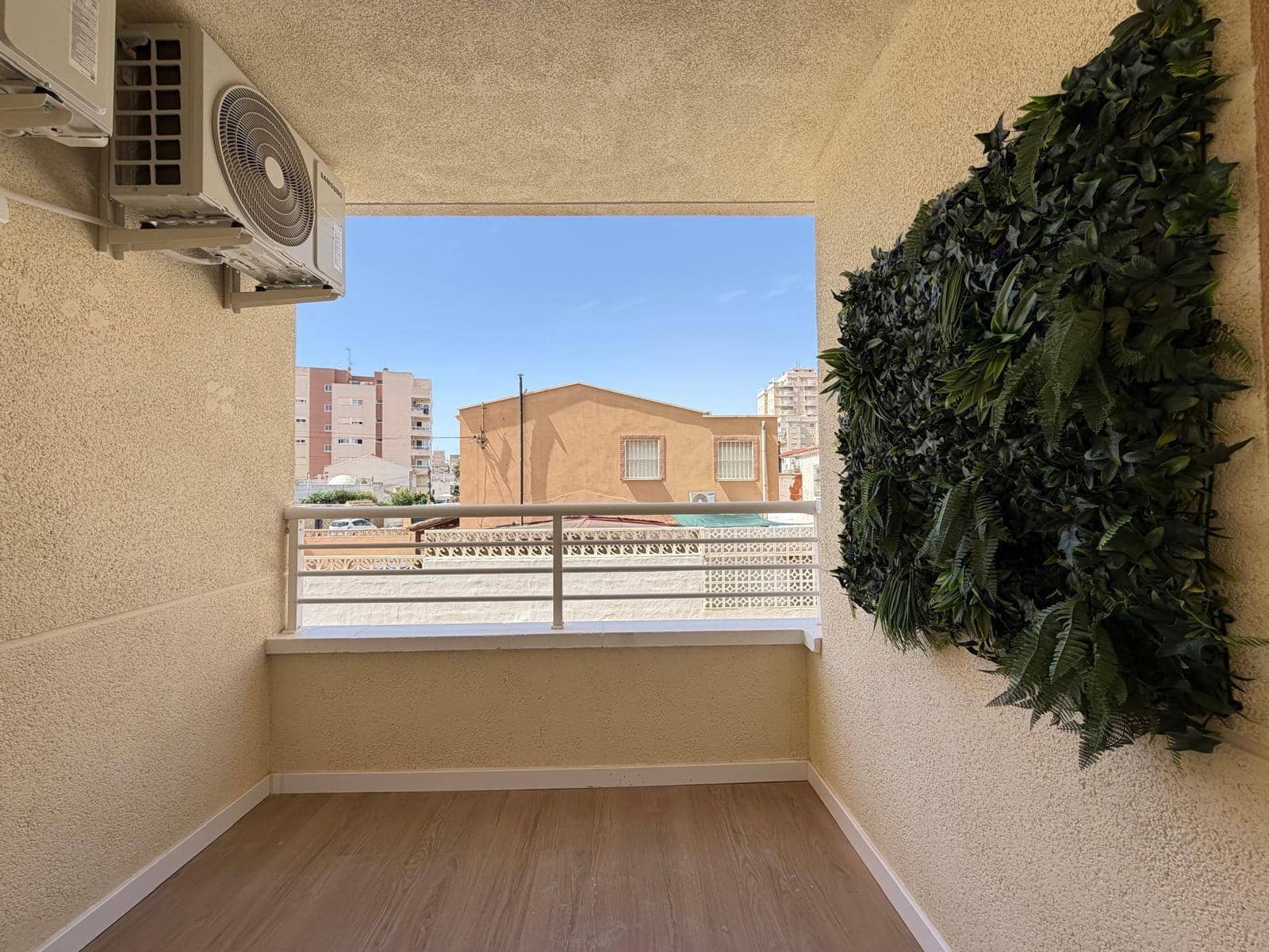 Apartamento de 2 habitaciones en Torrevieja en venta con piscina - 169.900 € (Ref: 9900365)