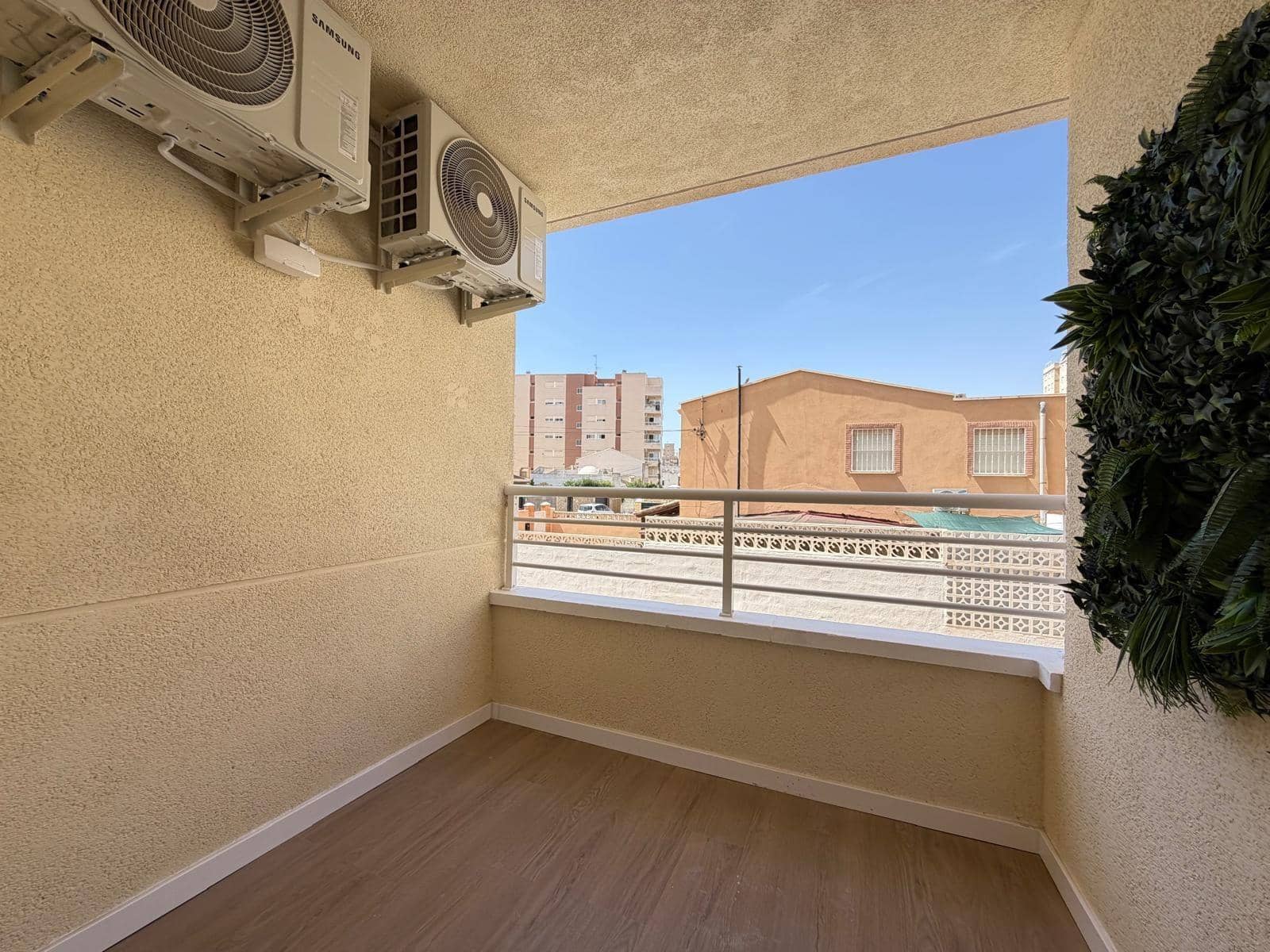 Apartamento de 2 habitaciones en Torrevieja en venta con piscina - 169.900 € (Ref: 9900365)
