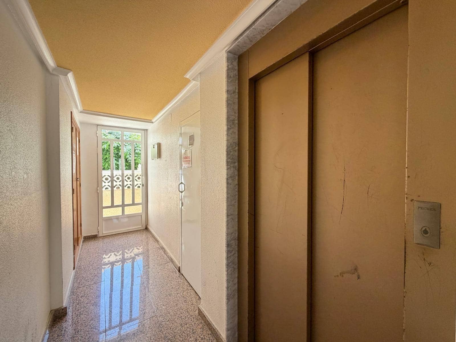 Apartamento de 2 habitaciones en Torrevieja en venta con piscina - 169.900 € (Ref: 9900365)