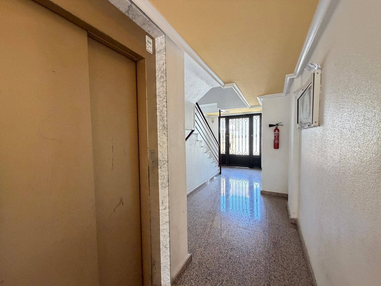 Apartamento de 2 habitaciones en Torrevieja en venta con piscina - 169.900 € (Ref: 9900365)