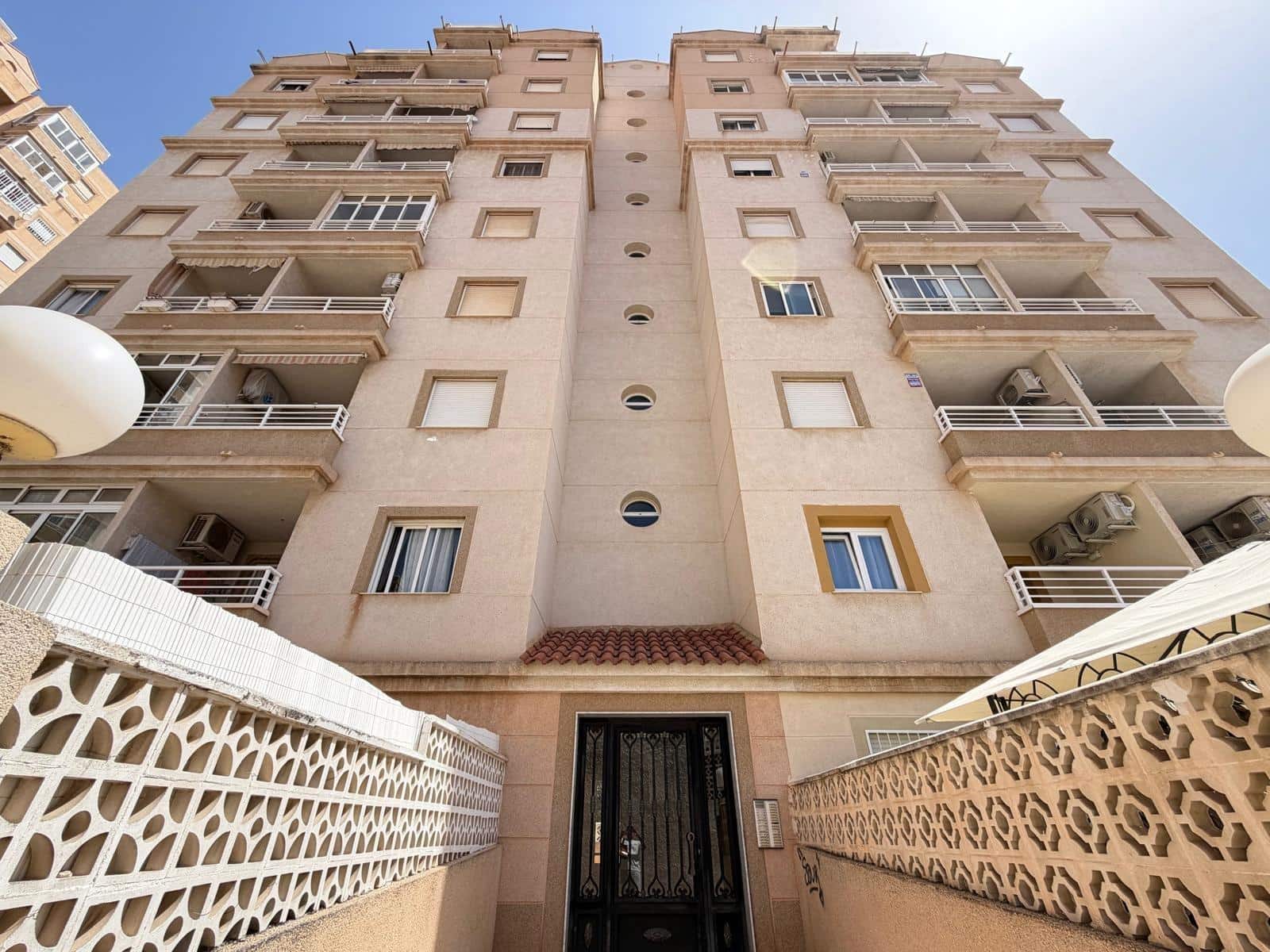 Apartamento de 2 habitaciones en Torrevieja en venta con piscina - 169.900 € (Ref: 9900365)