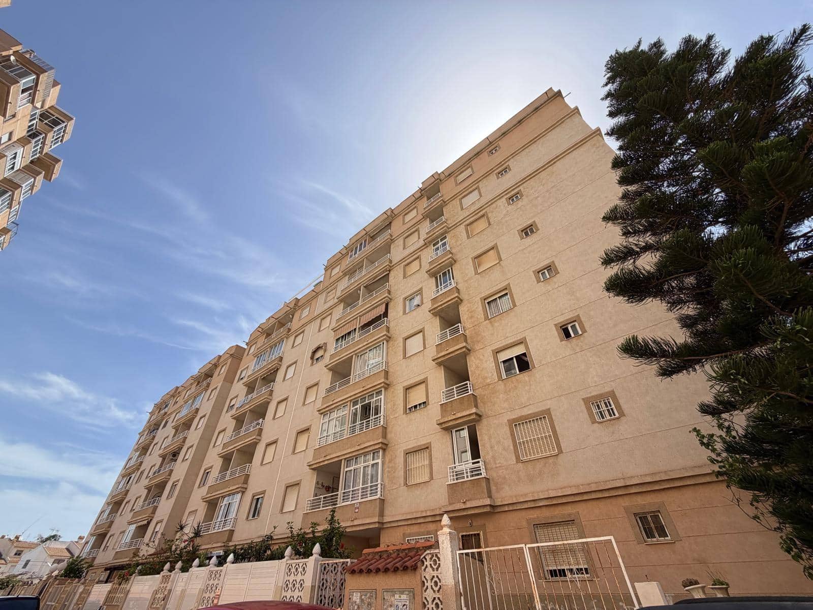 Apartamento de 2 habitaciones en Torrevieja en venta con piscina - 169.900 € (Ref: 9900365)