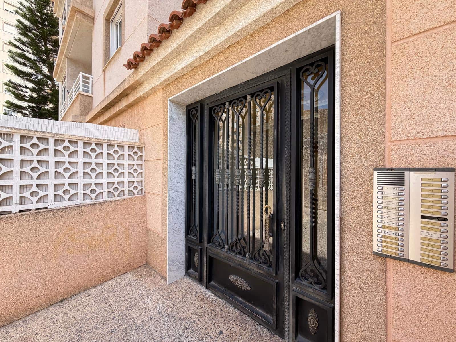 Apartamento de 2 habitaciones en Torrevieja en venta con piscina - 169.900 € (Ref: 9900365)