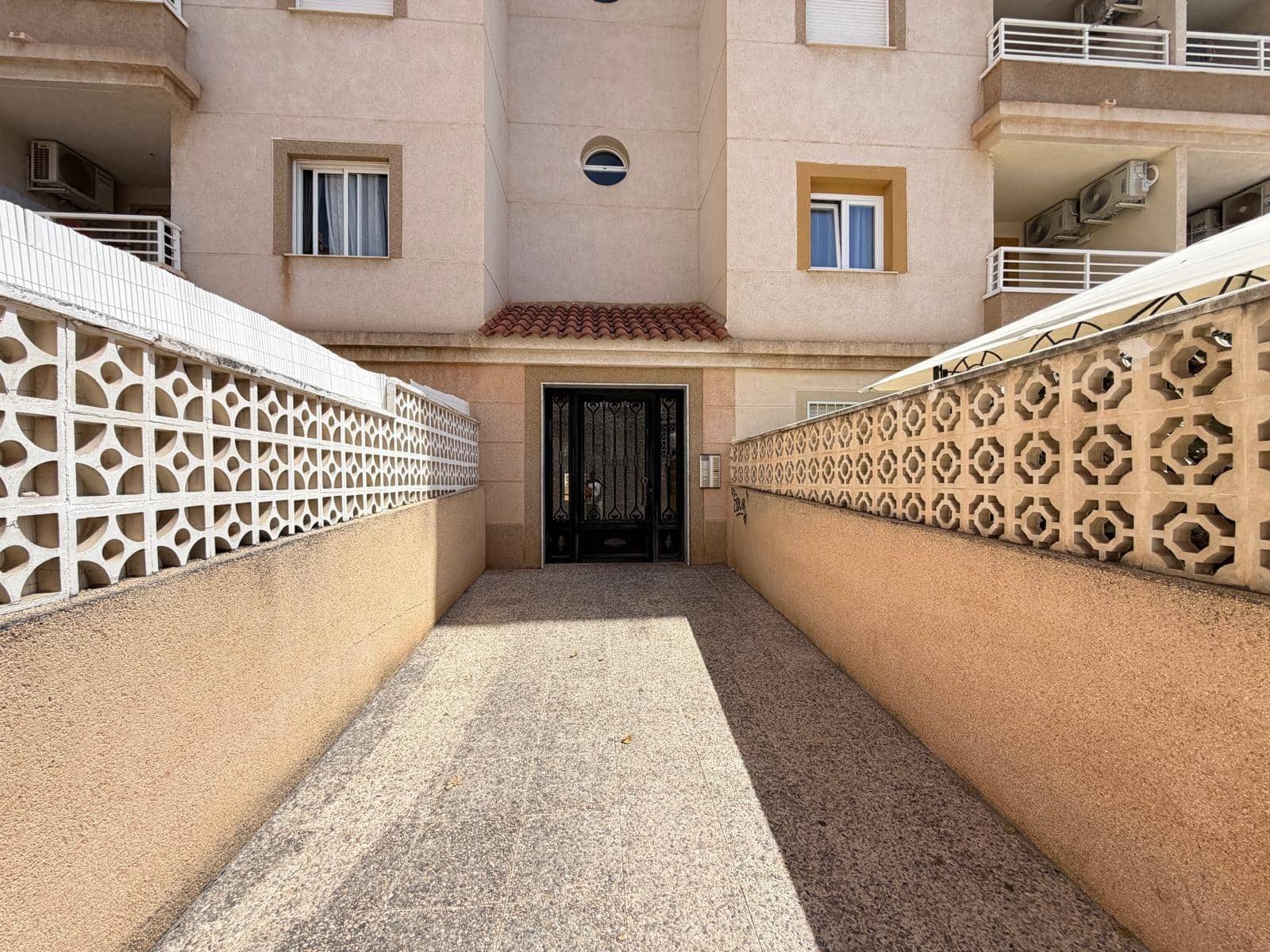 Apartamento de 2 habitaciones en Torrevieja en venta con piscina - 169.900 € (Ref: 9900365)