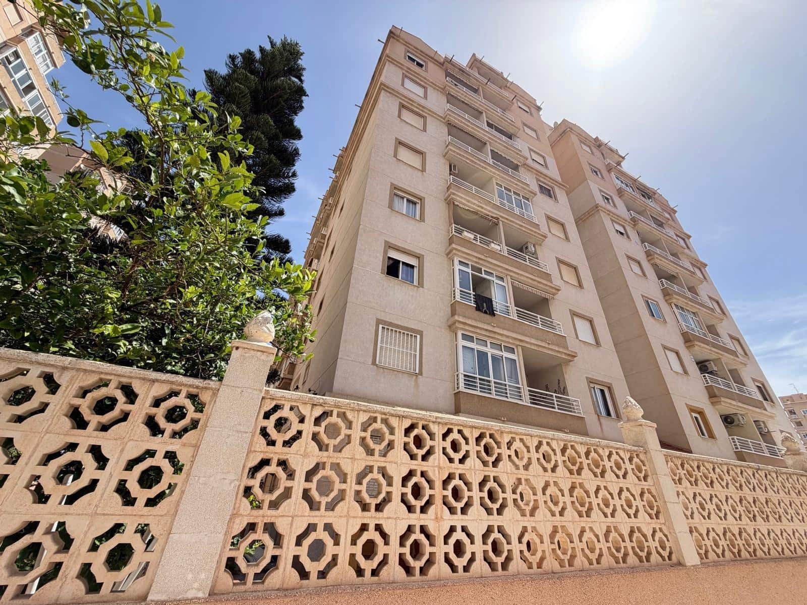 Apartamento de 2 habitaciones en Torrevieja en venta con piscina - 169.900 € (Ref: 9900365)