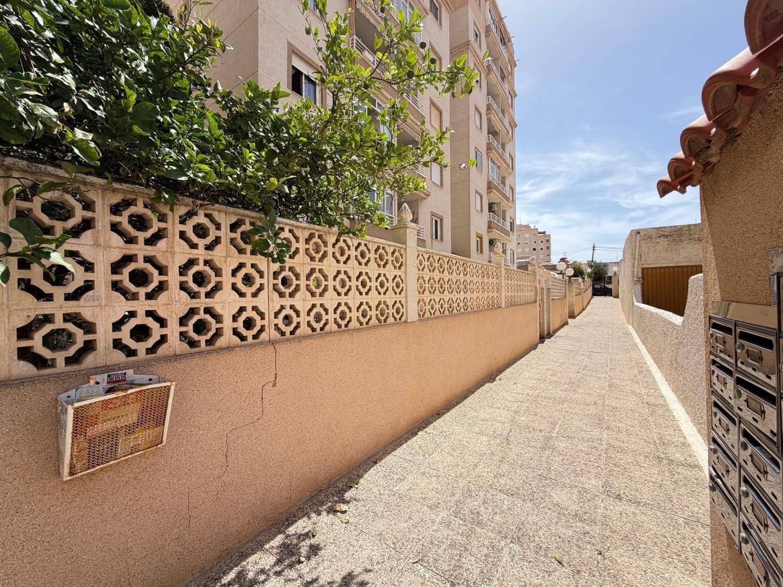 Apartamento de 2 habitaciones en Torrevieja en venta con piscina - 169.900 € (Ref: 9900365)