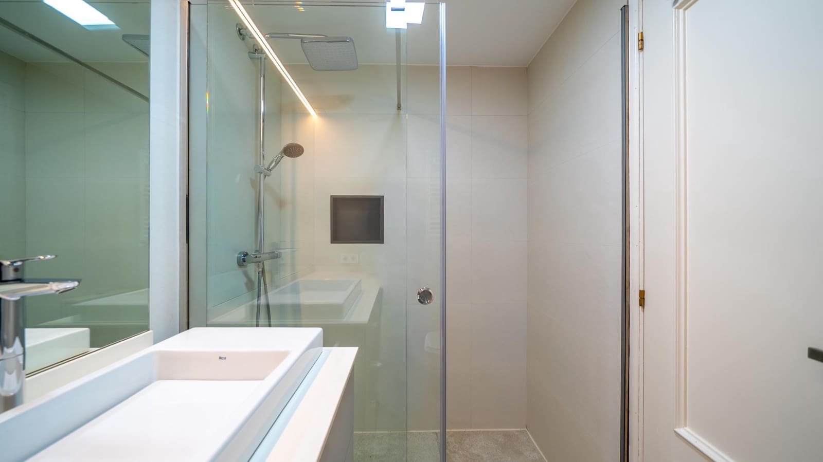 4 bedroom Flat for sale in Pozuelo de Alarcon with pool garage - € 1,249,000 (Ref: 9911066)