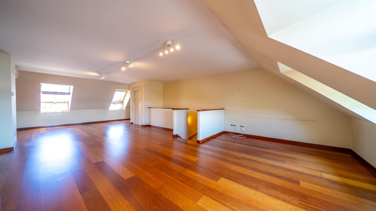 3 bedroom Villa for sale in Pozuelo de Alarcon with pool garage - € 1,450,000 (Ref: 9913172)