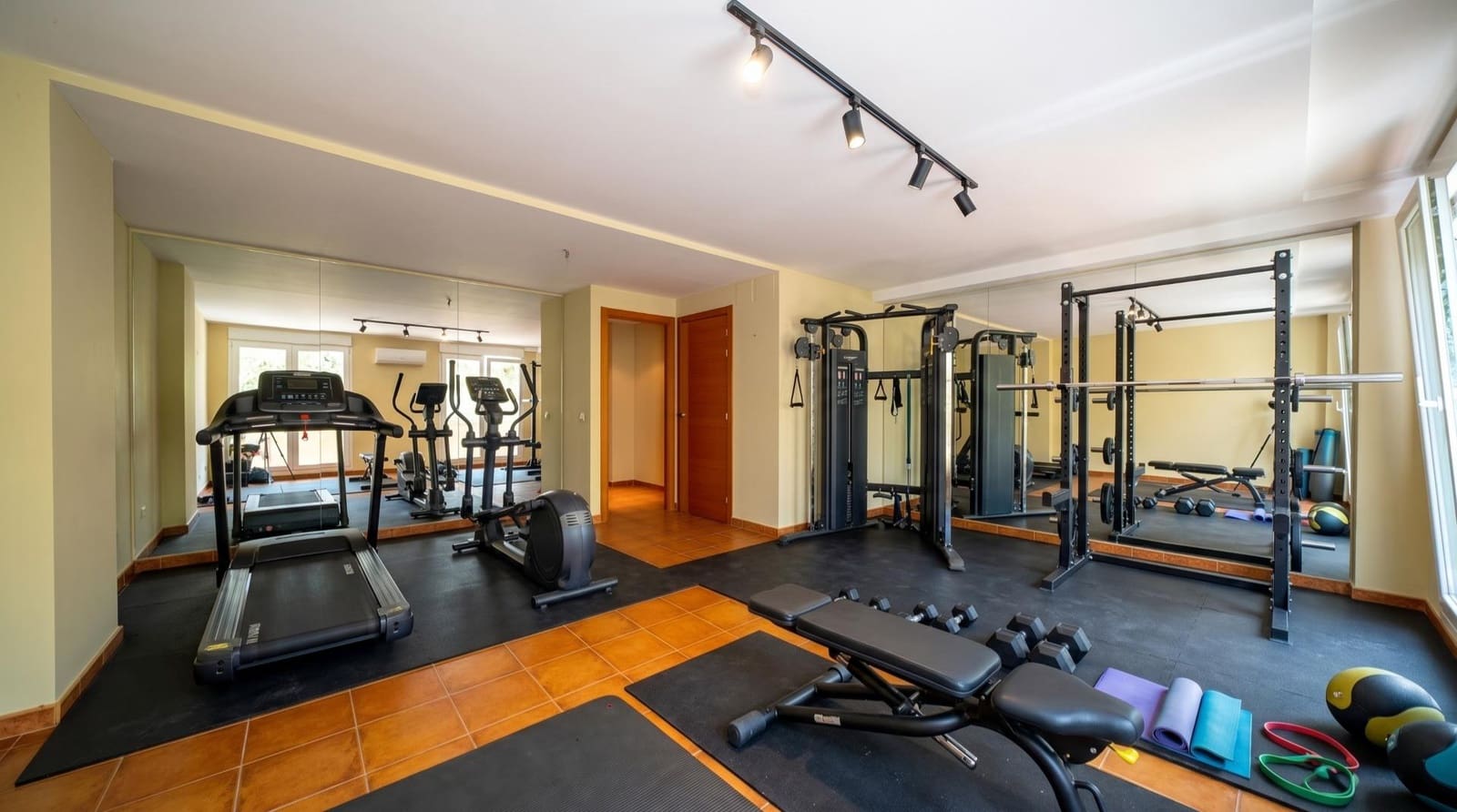 3 bedroom Villa for sale in Pozuelo de Alarcon with pool garage - € 1,450,000 (Ref: 9913172)