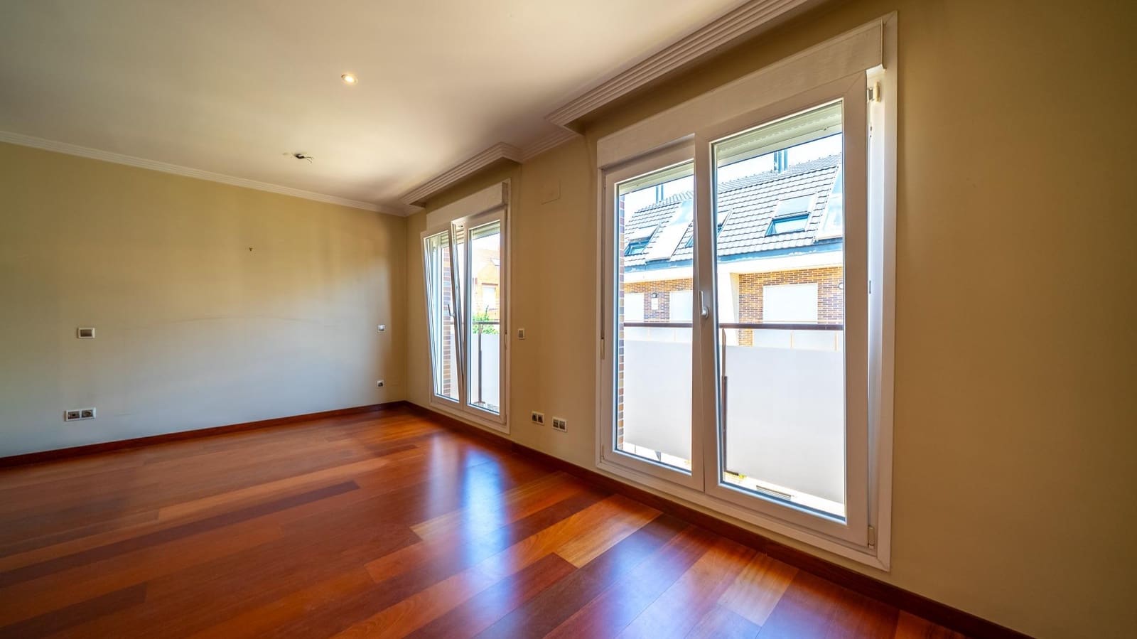 3 bedroom Villa for sale in Pozuelo de Alarcon with pool garage - € 1,450,000 (Ref: 9913172)
