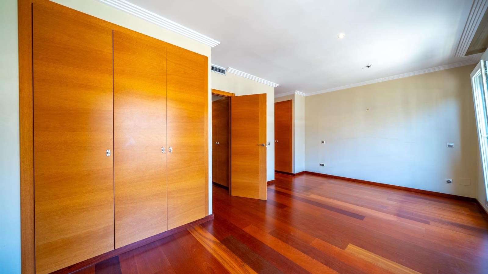 3 bedroom Villa for sale in Pozuelo de Alarcon with pool garage - € 1,450,000 (Ref: 9913172)