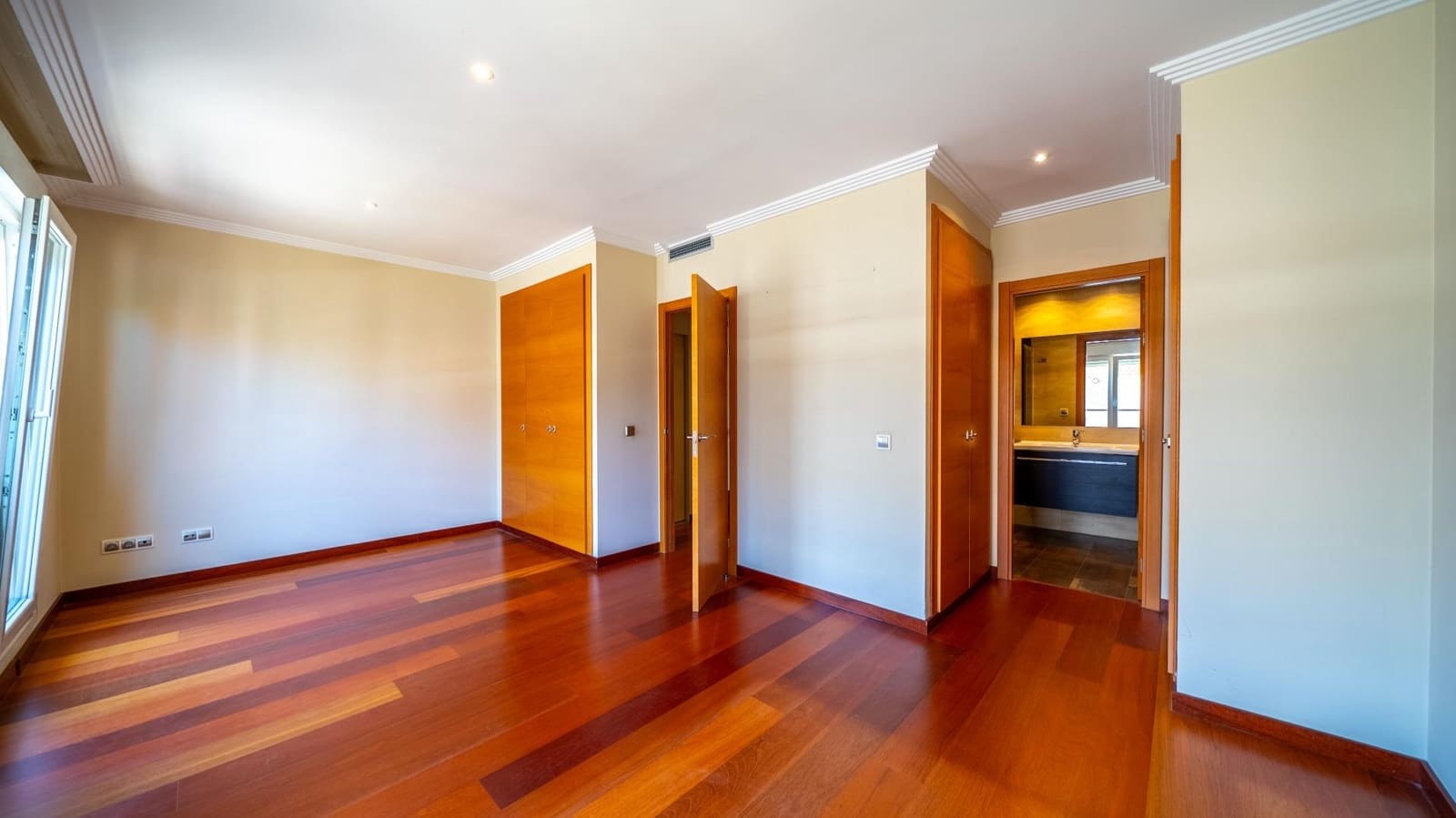 3 bedroom Villa for sale in Pozuelo de Alarcon with pool garage - € 1,450,000 (Ref: 9913172)