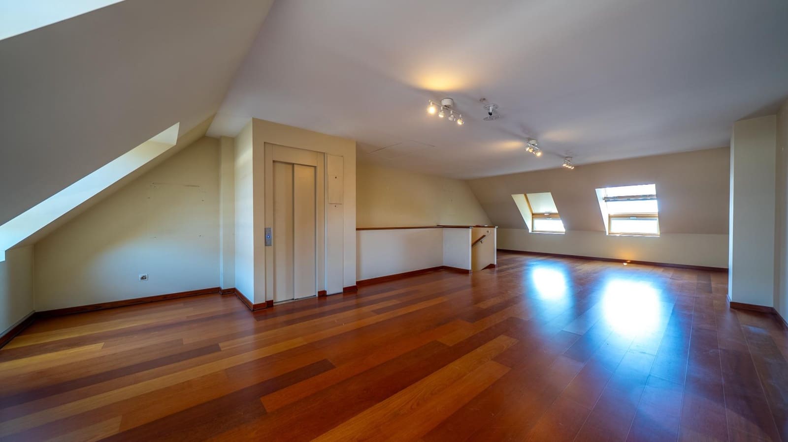 3 bedroom Villa for sale in Pozuelo de Alarcon with pool garage - € 1,450,000 (Ref: 9913172)