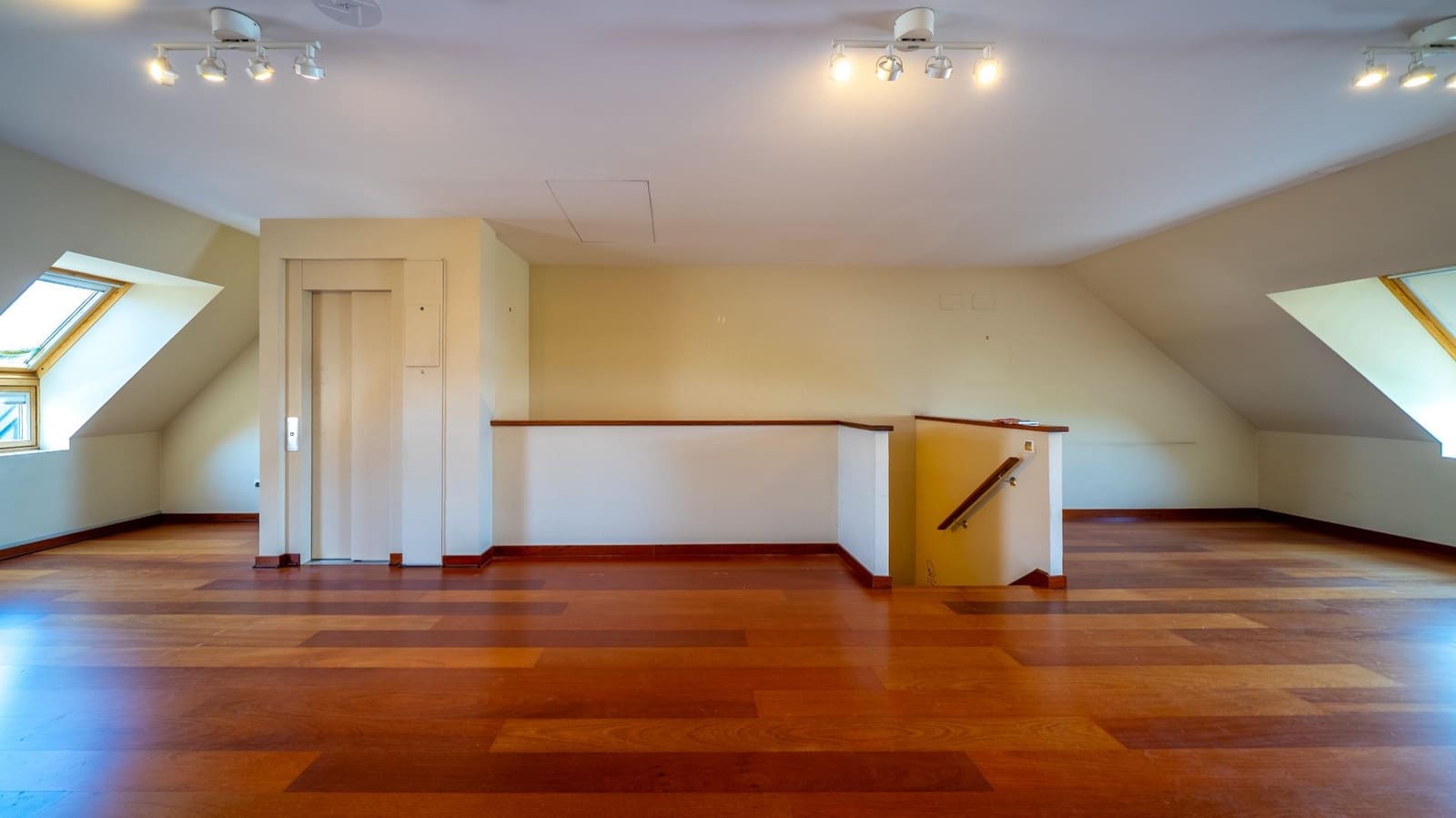 3 bedroom Villa for sale in Pozuelo de Alarcon with pool garage - € 1,450,000 (Ref: 9913172)