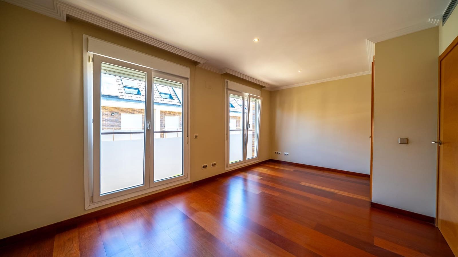 3 bedroom Villa for sale in Pozuelo de Alarcon with pool garage - € 1,450,000 (Ref: 9913172)