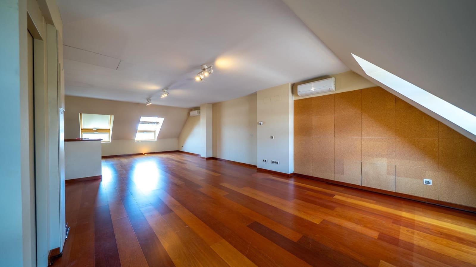 3 bedroom Villa for sale in Pozuelo de Alarcon with pool garage - € 1,450,000 (Ref: 9913172)