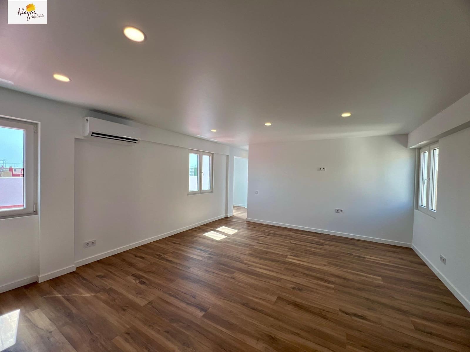 3 bedroom Penthouse for sale in Manises - € 235,000 (Ref: 9929404)