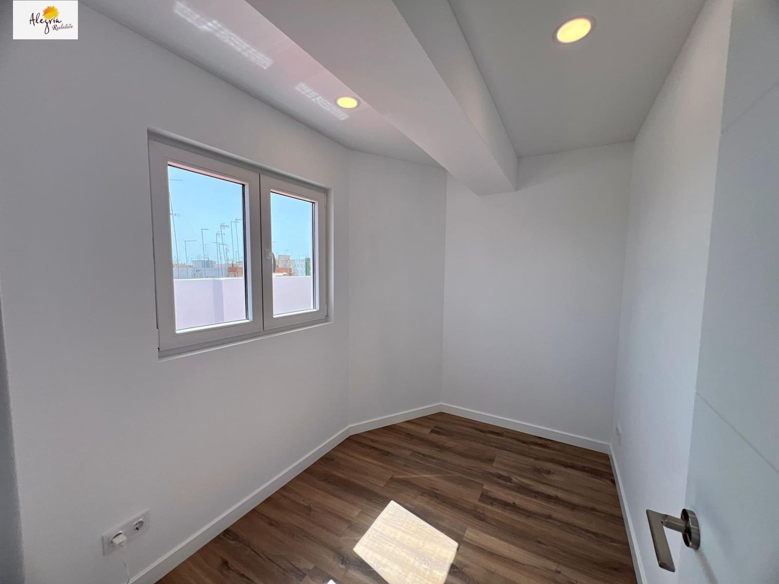 3 bedroom Penthouse for sale in Manises - € 235,000 (Ref: 9929404)
