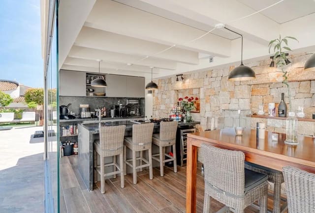 4 soverom Villa til salgs i Moraira, Teulada-Moraira med svømmebasseng garasje - € 1 780 000 (Ref: 9936405)