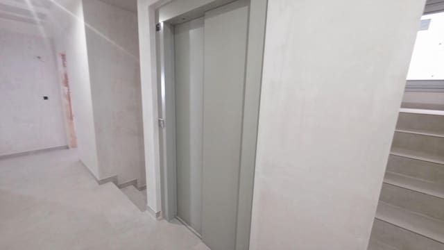 2 soverom Leilighet til salgs i Alicante by med svømmebasseng - € 279 000 (Ref: 9936408)