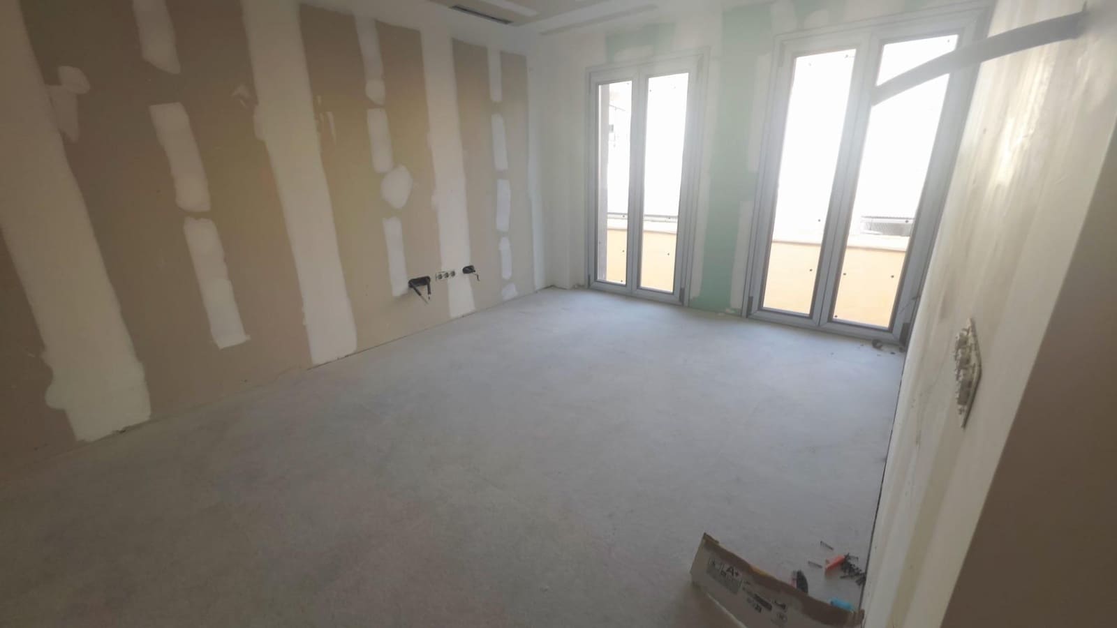 2 soverom Leilighet til salgs i Alicante by med svømmebasseng - € 279 000 (Ref: 9936408)