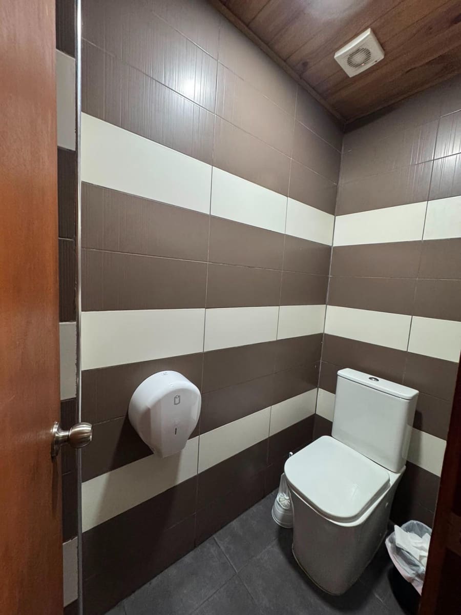 Commercieel te koop in Torrevieja met garage - € 399.000 (Ref: 9938201)