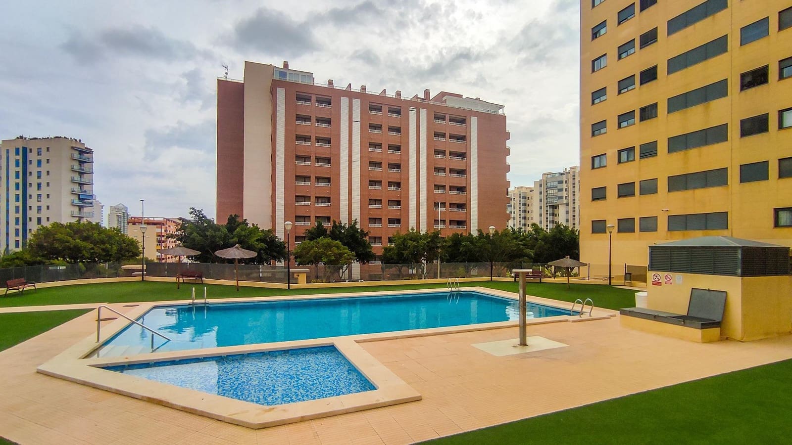 2 makuuhuone Huoneisto myytävänä paikassa La Villajoyosa / Vila Joiosa mukana uima-altaan 
autotalli - 275 000 € (Ref: 9938205)