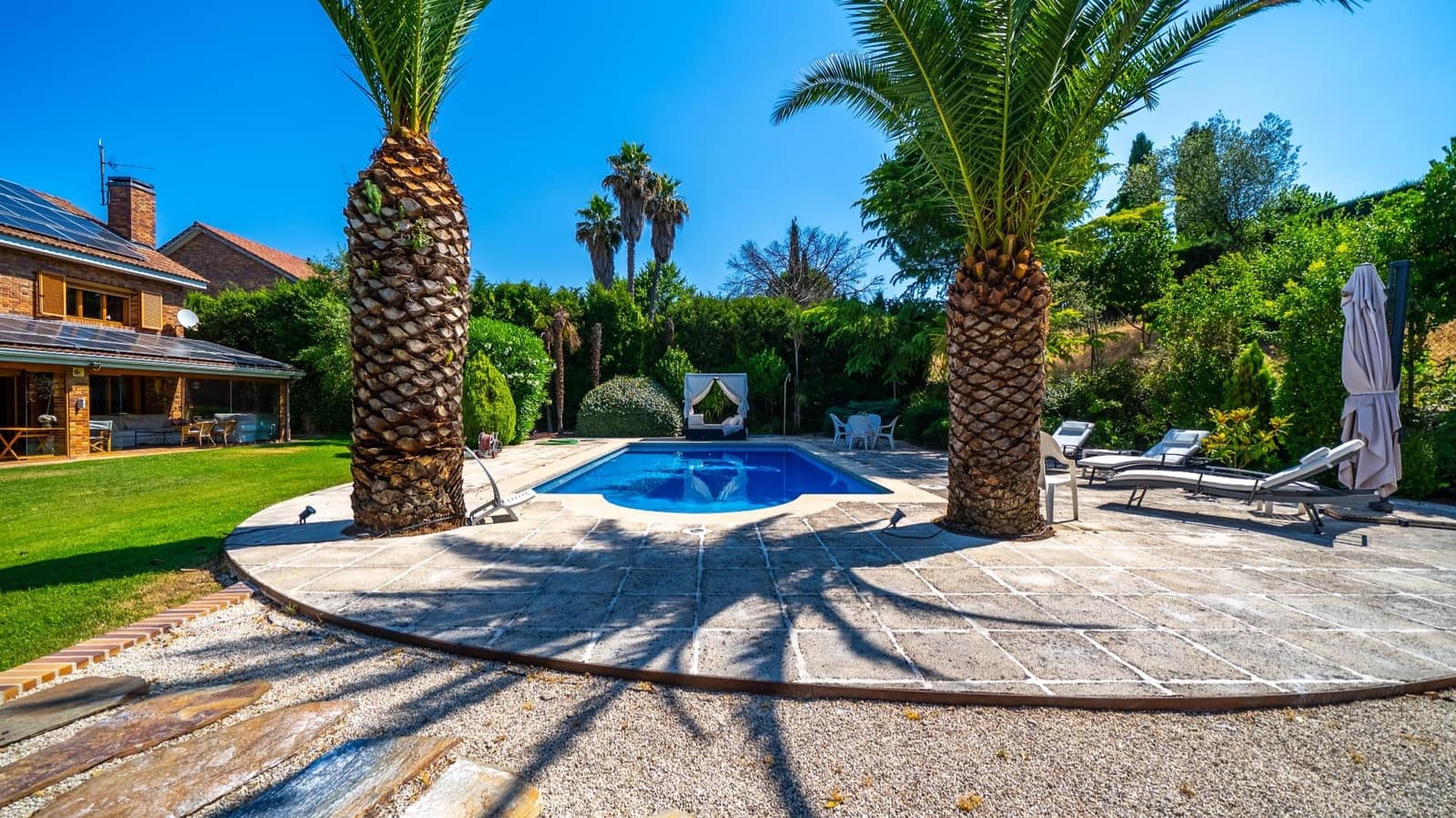 6 bedroom Villa for sale in Pozuelo de Alarcon with pool garage - € 2,395,000 (Ref: 9942532)