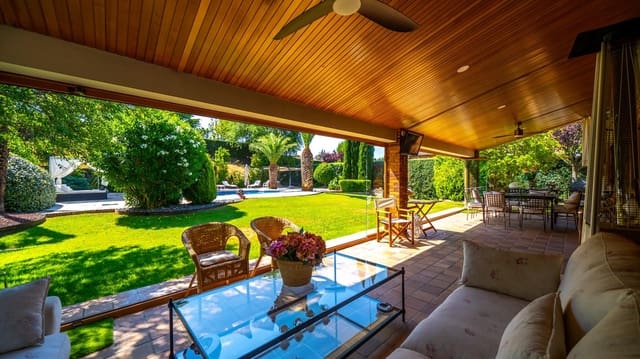 6 bedroom Villa for sale in Pozuelo de Alarcón with pool garage - € 2,395,000 (Ref: 9942532)