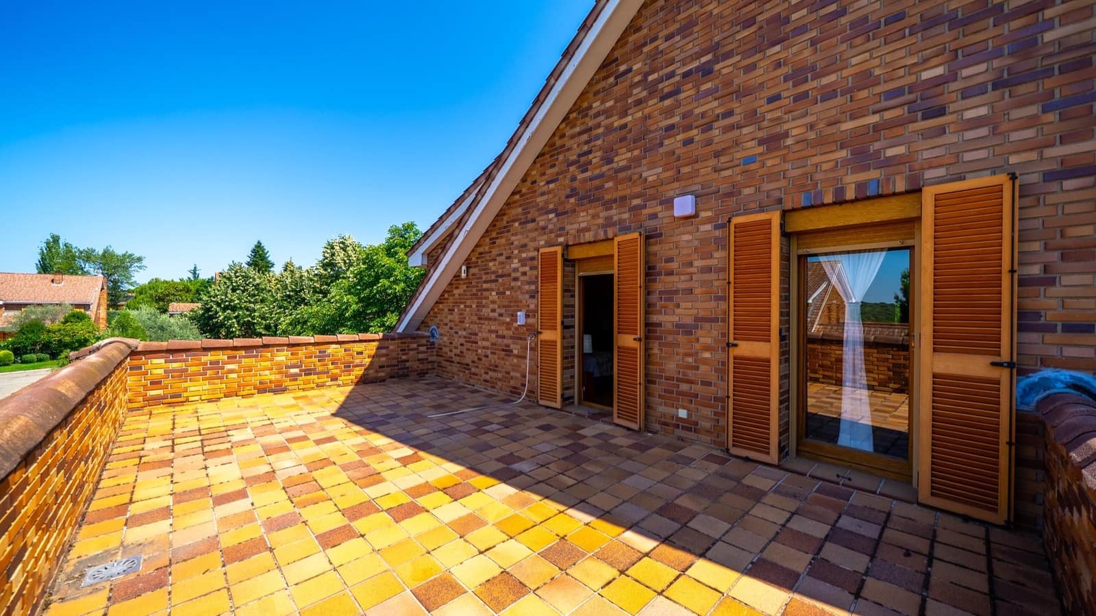 6 bedroom Villa for sale in Pozuelo de Alarcon with pool garage - € 2,395,000 (Ref: 9942532)
