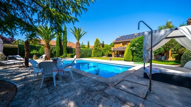 6 bedroom Villa for sale in Pozuelo de Alarcón with pool garage - € 2,395,000 (Ref: 9942532)
