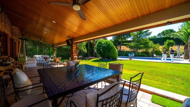 6 bedroom Villa for sale in Pozuelo de Alarcón with pool garage - € 2,395,000 (Ref: 9942532)