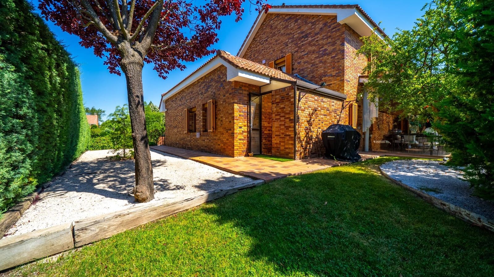 6 bedroom Villa for sale in Pozuelo de Alarcon with pool garage - € 2,395,000 (Ref: 9942532)