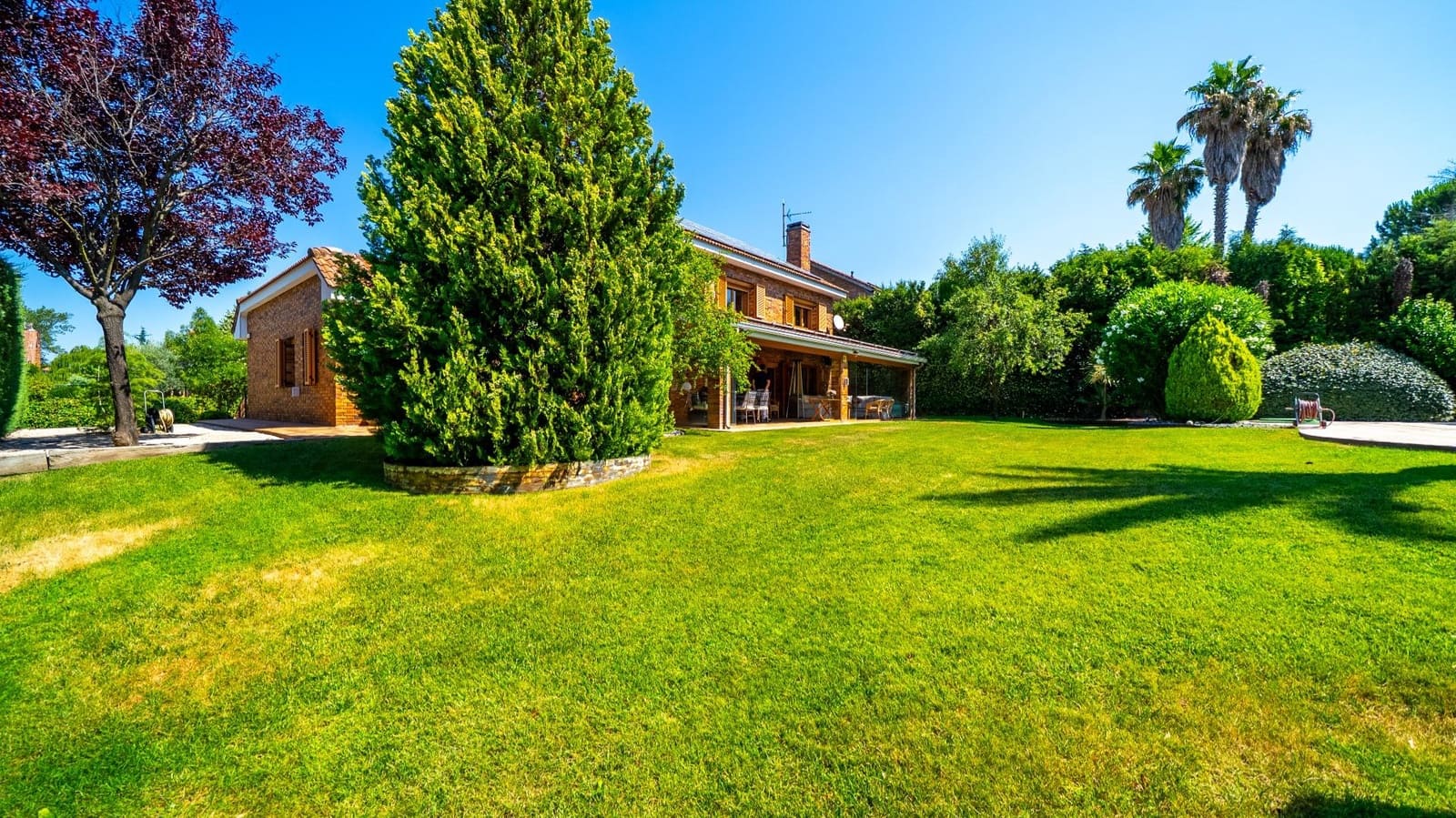 6 bedroom Villa for sale in Pozuelo de Alarcon with pool garage - € 2,395,000 (Ref: 9942532)