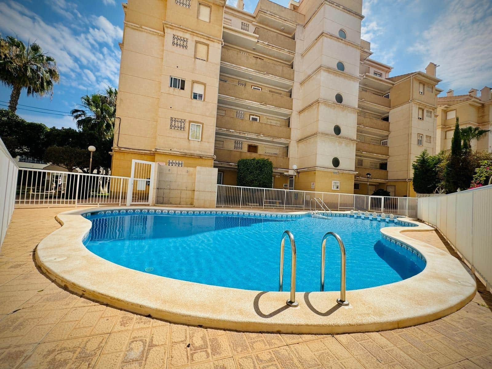 2 soveværelse Lejlighed til salg i Torrevieja med swimmingpool - € 139.900 (Ref: 9957985)