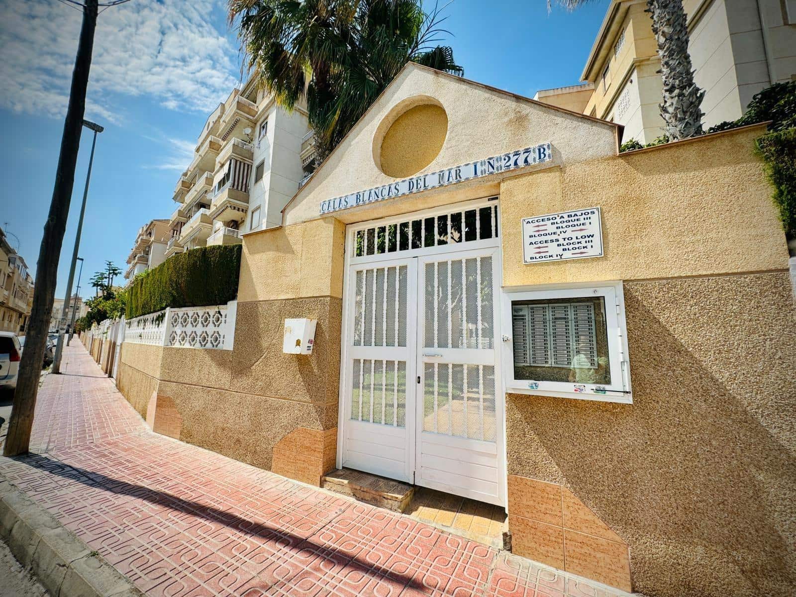 2 soveværelse Lejlighed til salg i Torrevieja med swimmingpool - € 139.900 (Ref: 9957985)