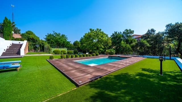 8 soverom Villa til salgs i Las Rozas de Madrid med svømmebasseng garasje - € 1 890 000 (Ref: 9959790)