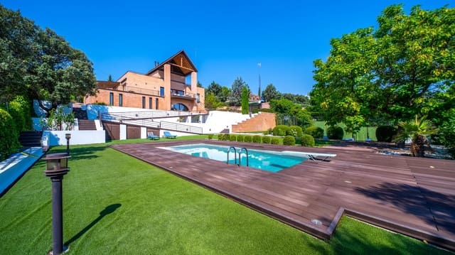 8 soverom Villa til salgs i Las Rozas de Madrid med svømmebasseng garasje - € 1 890 000 (Ref: 9959790)