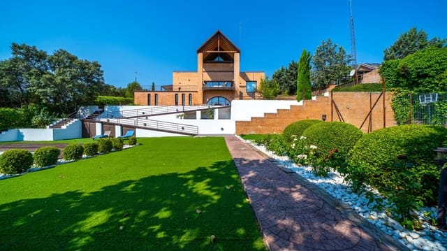 8 soverom Villa til salgs i Las Rozas de Madrid med svømmebasseng garasje - € 1 890 000 (Ref: 9959790)
