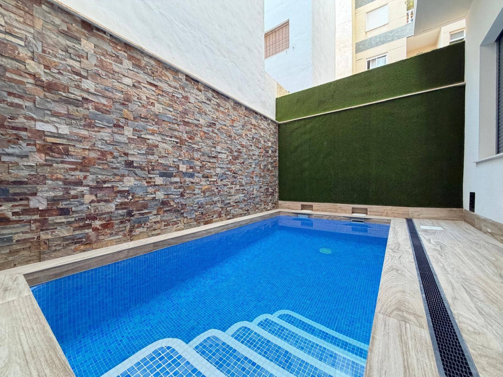 1 quarto Apartamento para venda em Torrevieja com piscina - 155 000 € (Ref: 9983019)