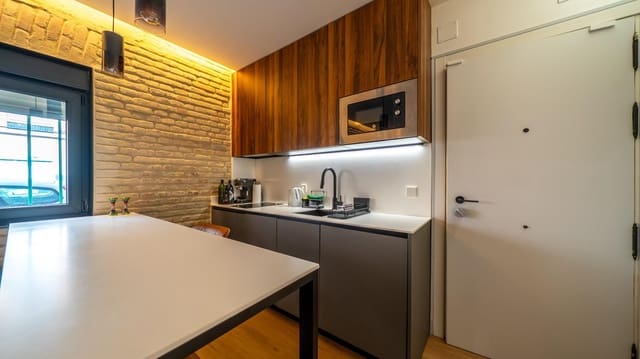 1 bedroom Flat for sale in Arganzuela, Madrid city - € 280,000 (Ref: 9994259)