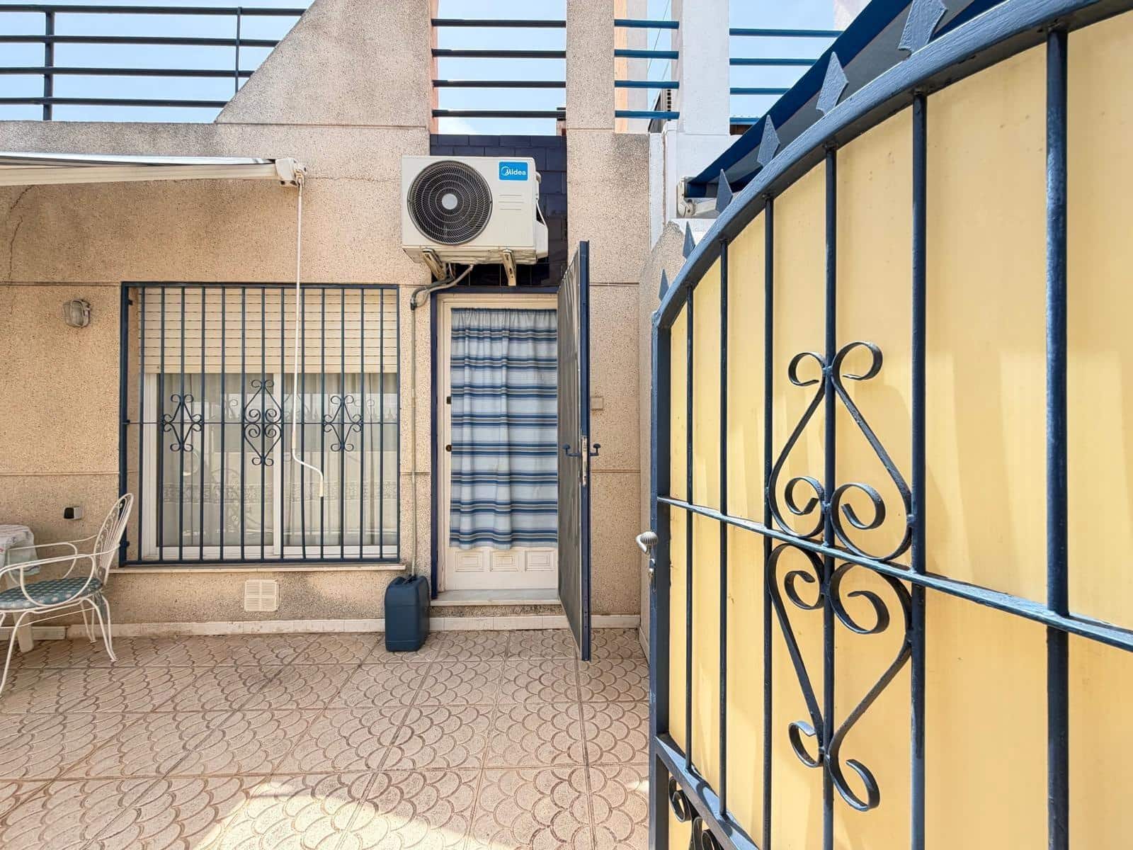 2 makuuhuone Rivitalo myytävänä paikassa Torrevieja mukana uima-altaan - 155 000 € (Ref: 9997135)
