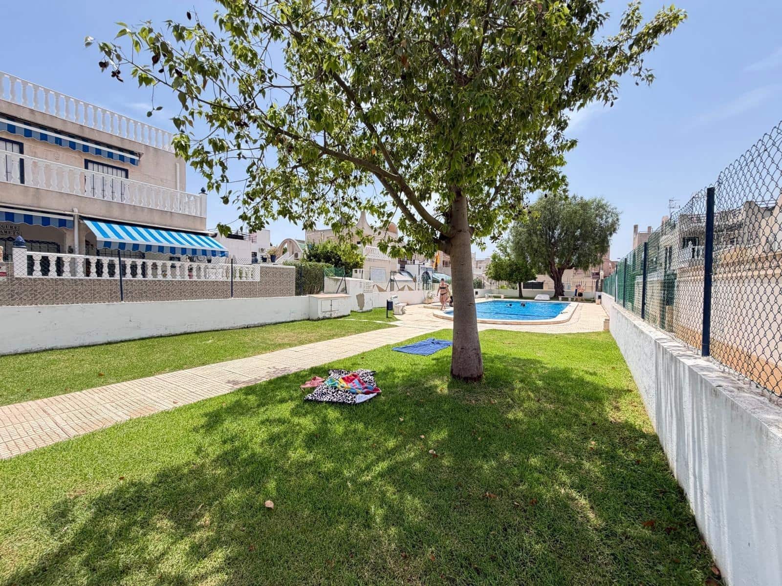 2 makuuhuone Rivitalo myytävänä paikassa Torrevieja mukana uima-altaan - 155 000 € (Ref: 9997135)
