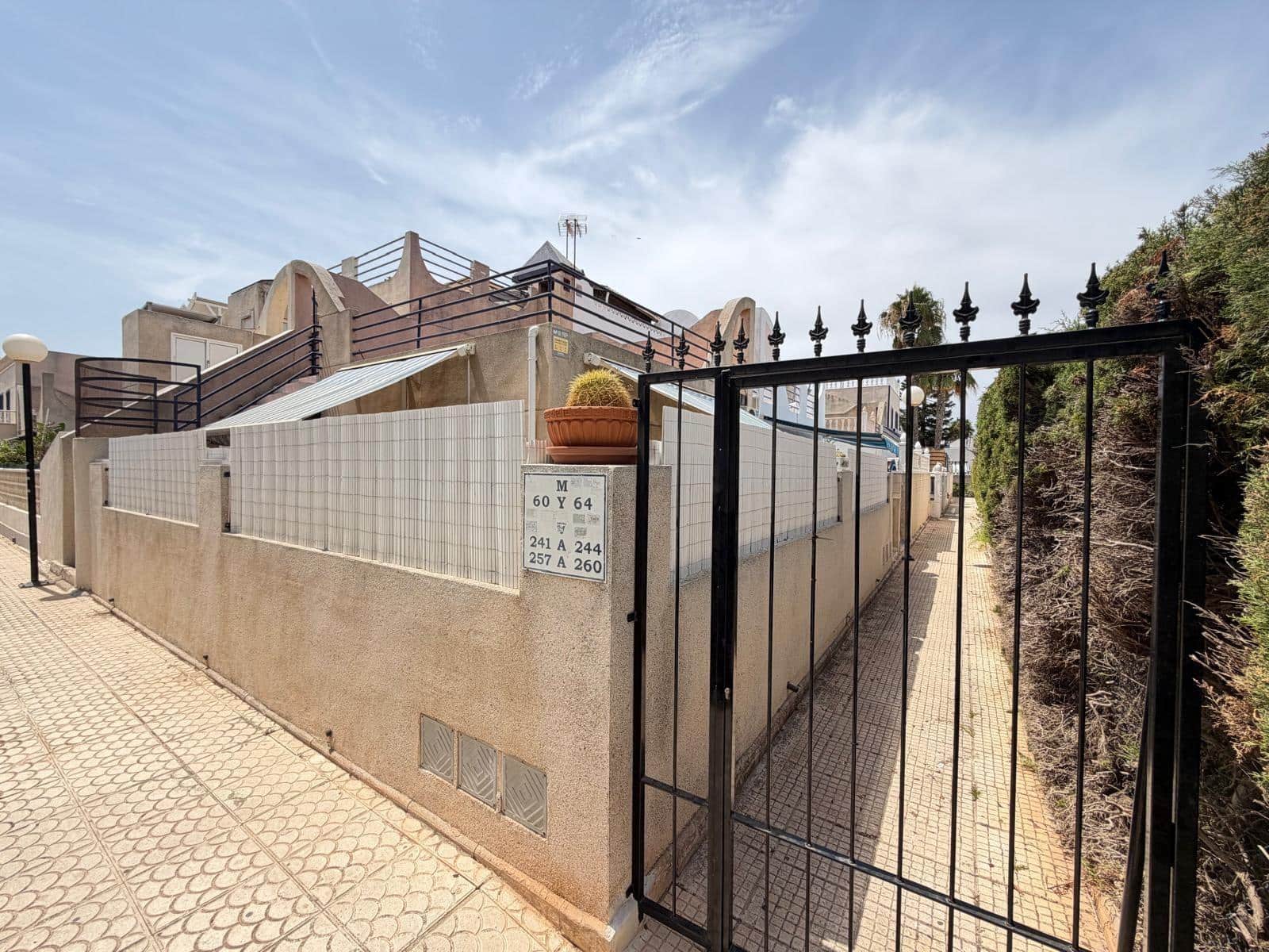 2 makuuhuone Rivitalo myytävänä paikassa Torrevieja mukana uima-altaan - 155 000 € (Ref: 9997135)