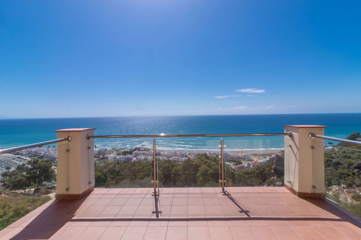 3 bedroom Penthouse for sale in Manilva with pool garage - € 425,000 (Ref: 9077593)
