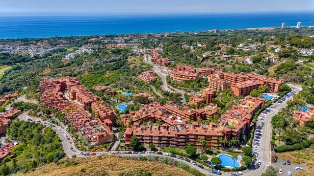 2 soveværelse Lejlighed til salg i La Reserva, Marbella med swimmingpool garage - € 295.000 (Ref: 9129361)