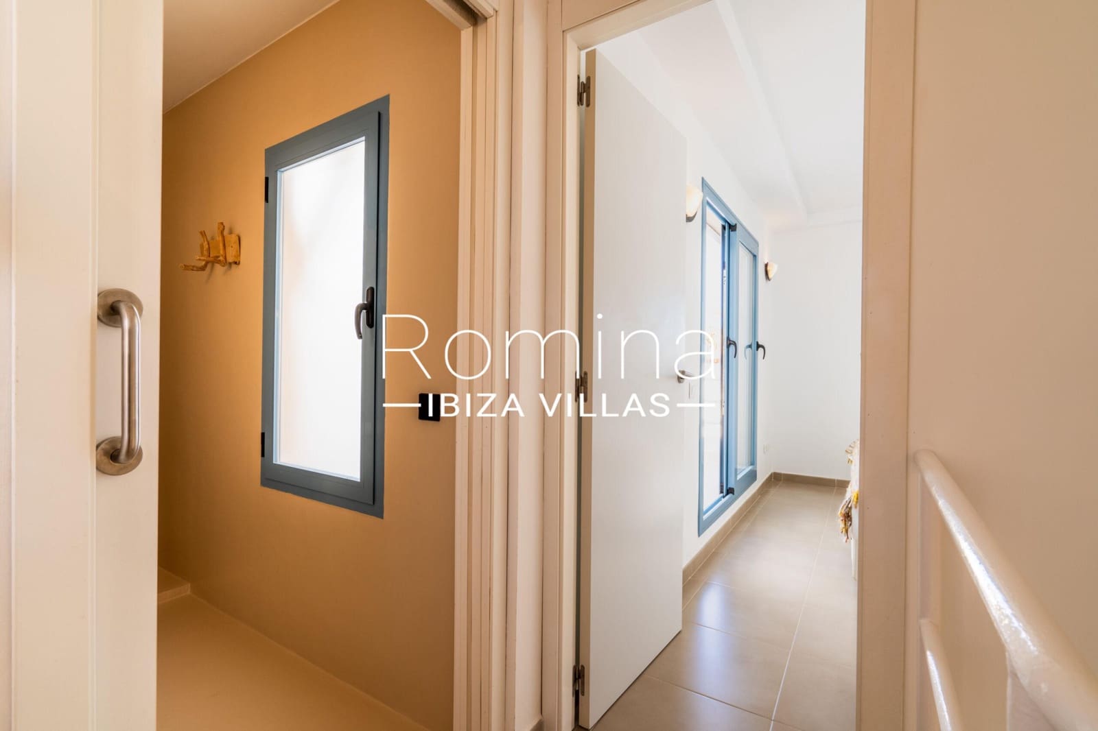 3 slaapkamer Rijtjeshuis te koop in Cala Tarida met zwembad garage - € 825.000 (Ref: 9357592)