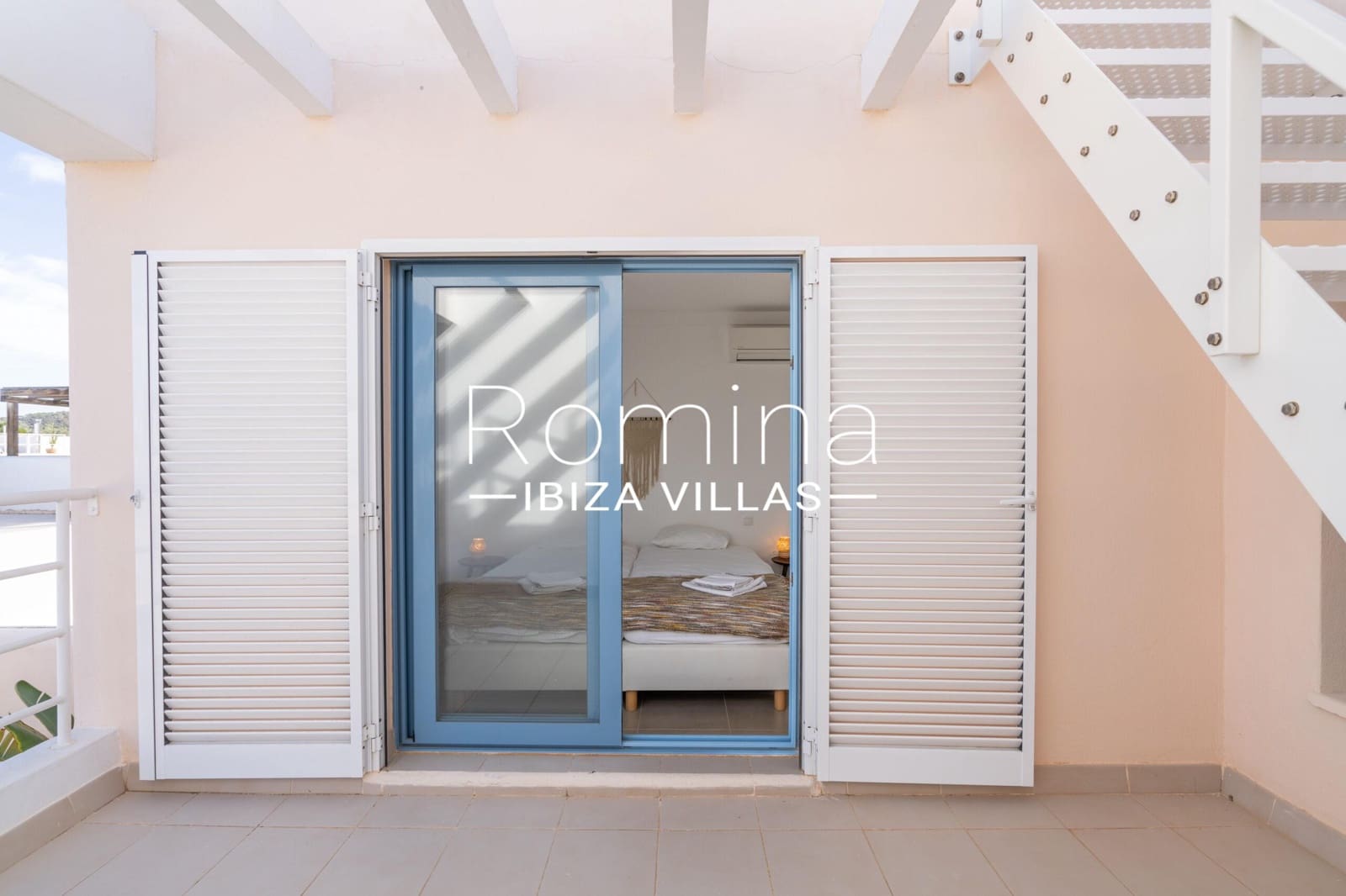 3 slaapkamer Rijtjeshuis te koop in Cala Tarida met zwembad garage - € 825.000 (Ref: 9357592)