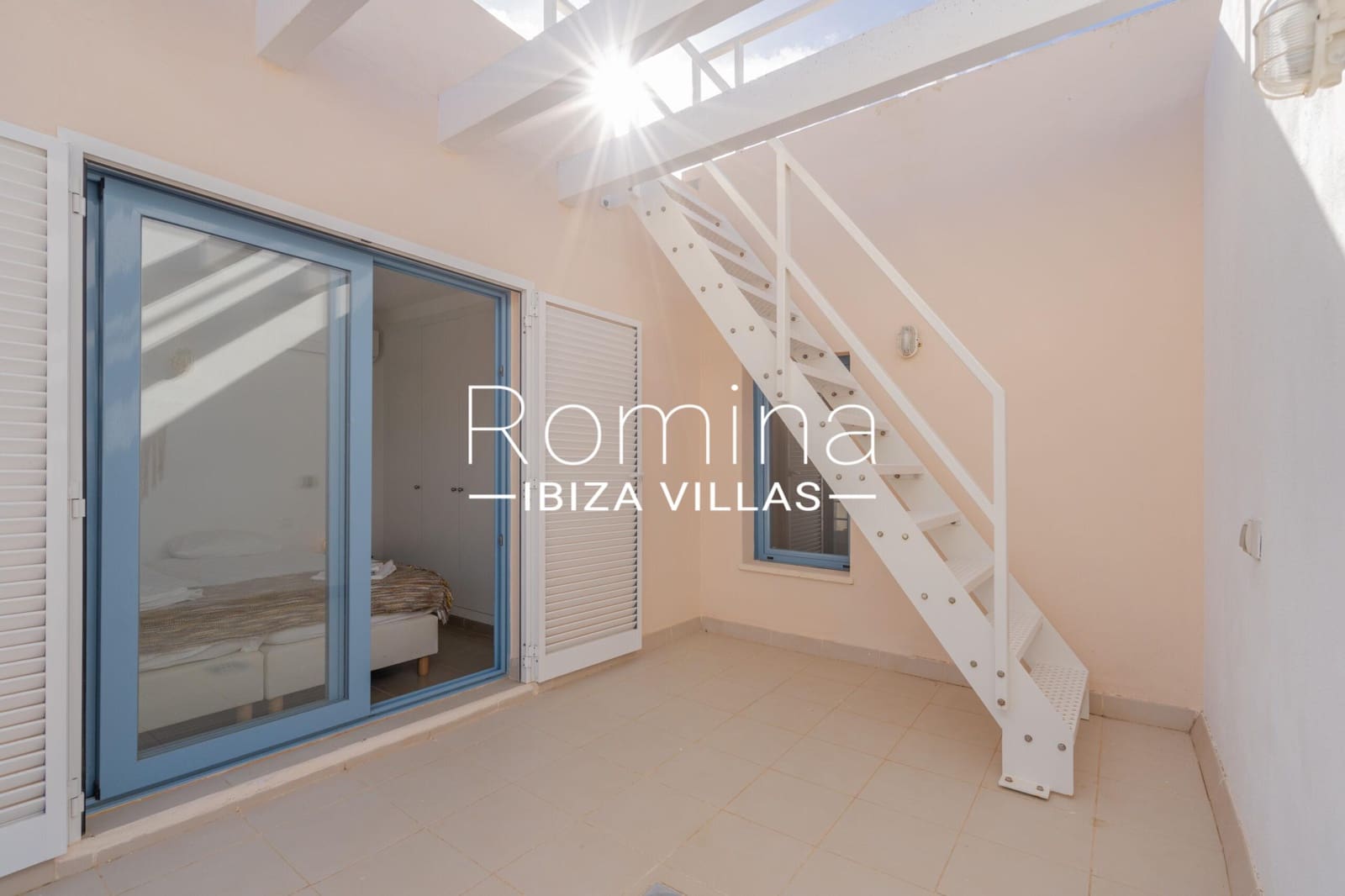 3 slaapkamer Rijtjeshuis te koop in Cala Tarida met zwembad garage - € 825.000 (Ref: 9357592)